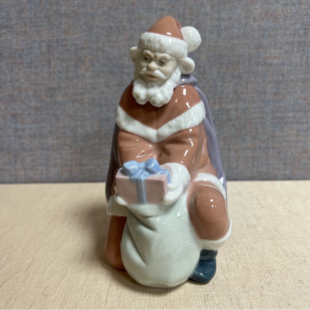 Vintage Lladro Porcelain Figurine A Gift From Santa 6575 Mint Condition